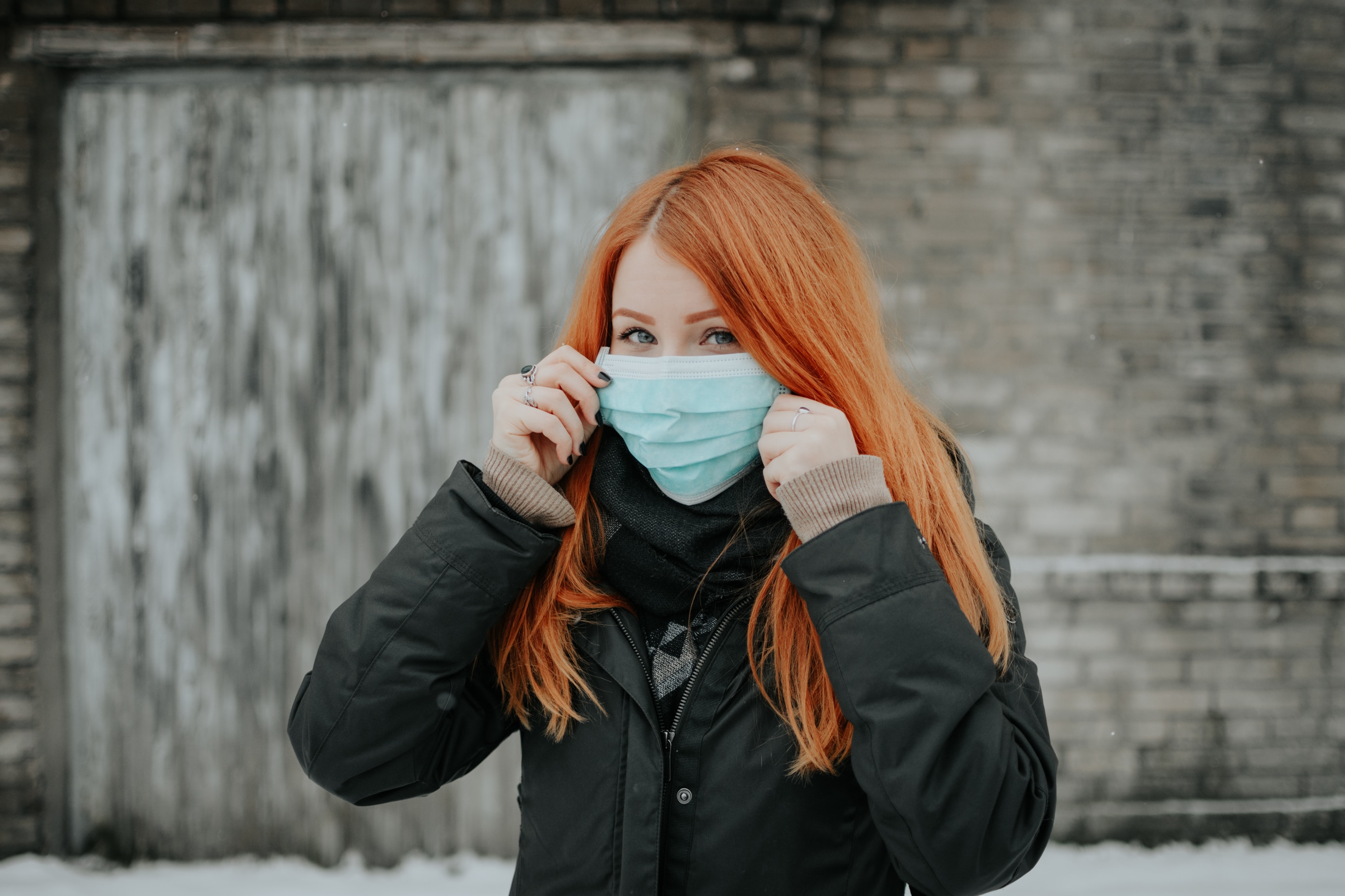 girl with a surgical mask Рост заболеваемости ОРВИ и гриппом в России: 6,5% за неделю! В Самарской области - тревожные показатели